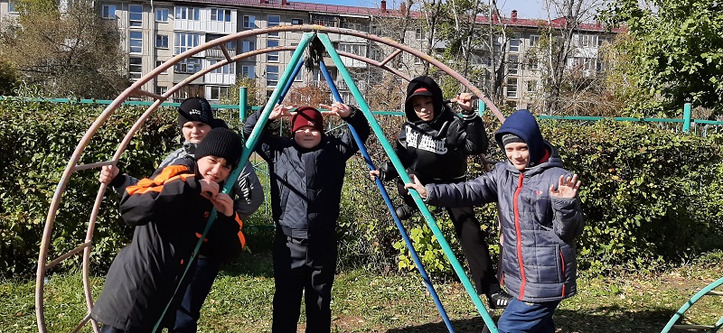 На прогулке. Группа продленного дня.