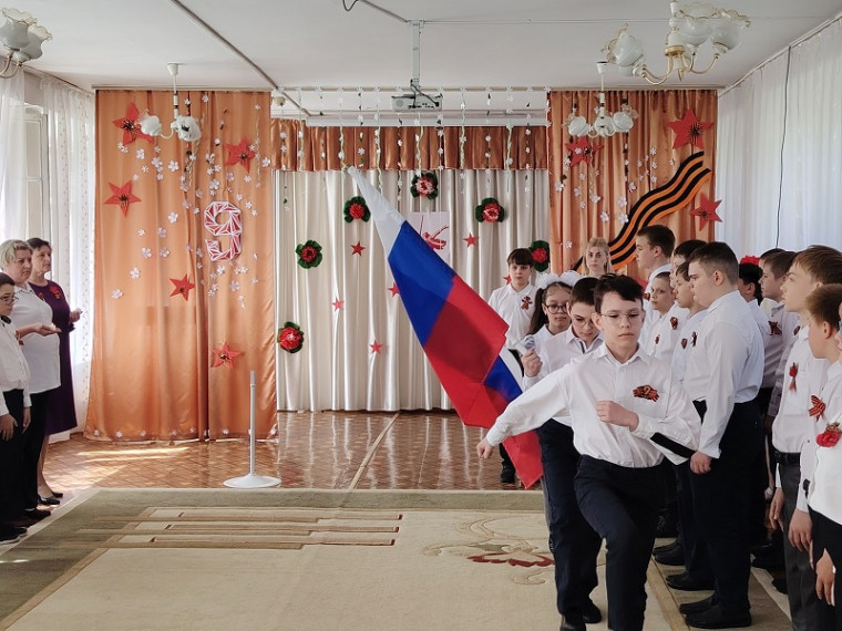 Памяти павших будем достойны.